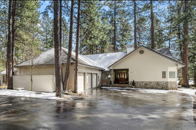 Primary Photo - Gorgeous Single Level Luxury Home with 3-C...