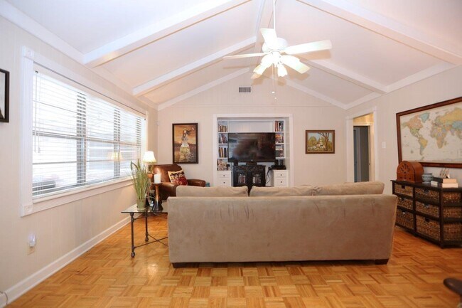 Building Photo - 1070 Curtin St