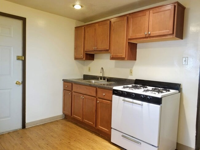 Primary Photo - Cozy One Bedroom Apartment! Great Oakland ...