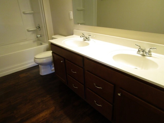 Building Photo - 804 Commerce Trl