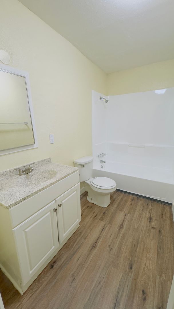 Building Photo - MOVE IN SPECIAL- Downstairs 2 bedroom +1 bath, patio. AVAILABLE NOW!!