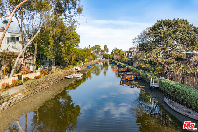 Building Photo - 416 Sherman Canal