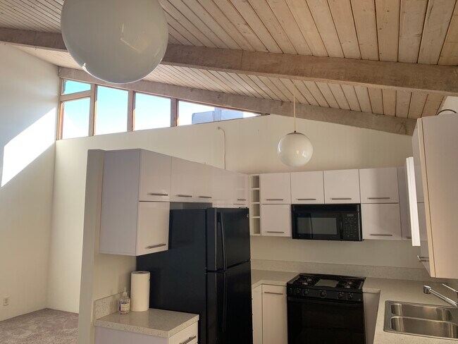 Building Photo - 2493 1/2 S Barrington Ave