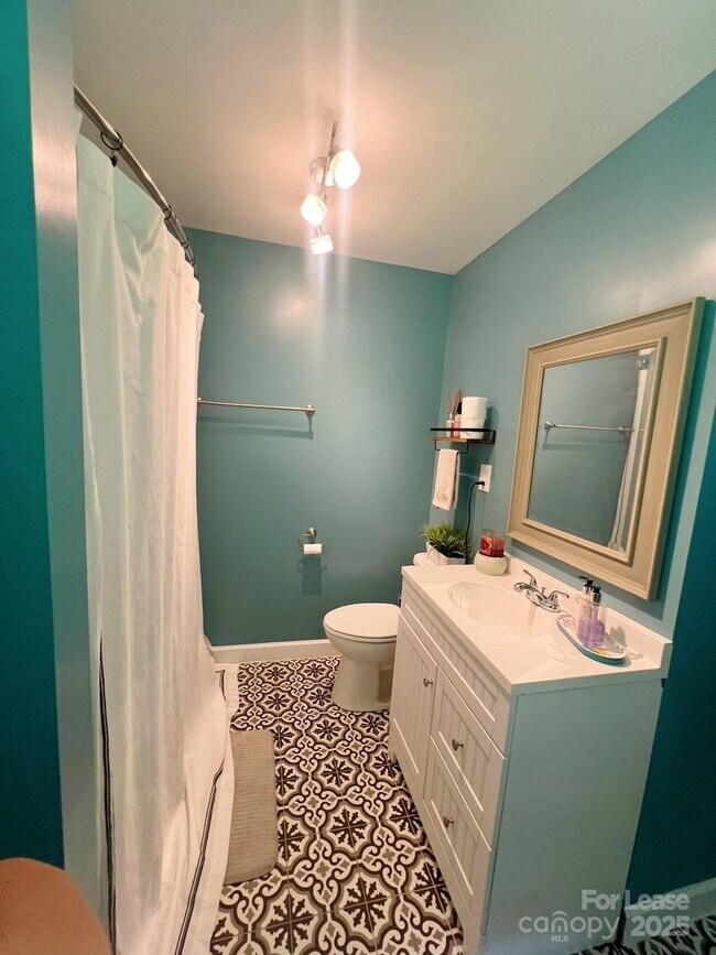 Building Photo - 7471 Lakehaven Dr