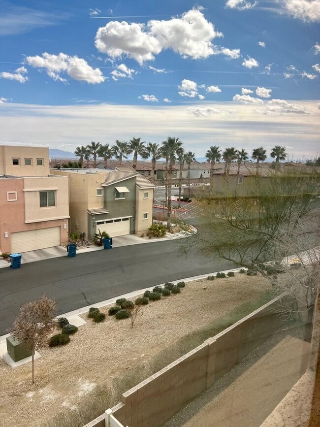 Building Photo - 3bd 3bth in gated community