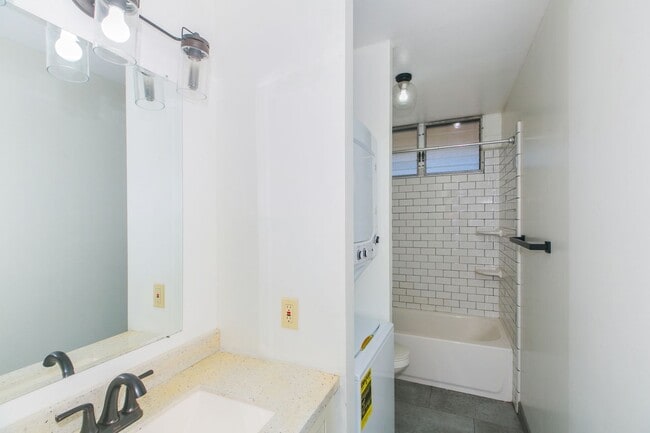 Building Photo - Hale Luana