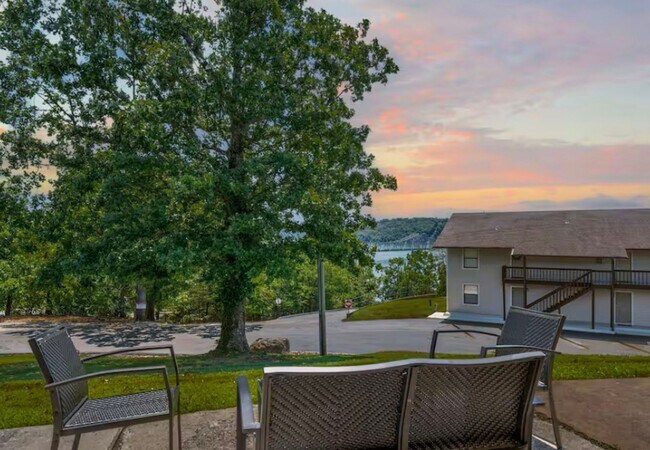 Building Photo - Remodeled and Stunning 1 Bedroom Condo | Fully Furnished | All Utilites Included | 1 Bathroom | K...