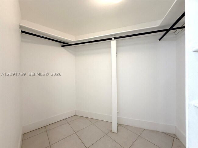 Building Photo - 3475 N Country Club Dr