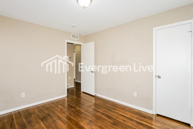 Building Photo - 2136 Pamela Dr