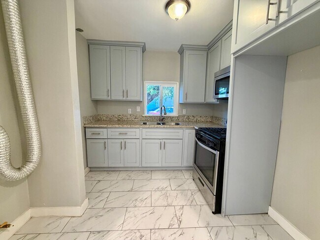 Building Photo - Beautifully updated 1 bed 1 bath in Thousand Oaks! All utilities included