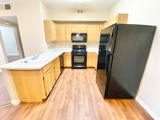Building Photo - SPACIOUS 1 BEDROOM, 1 BATH GROUND-FLOOR CO...
