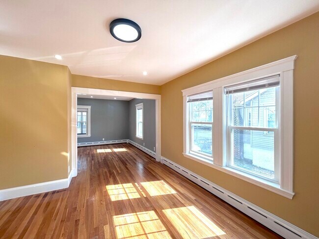 Building Photo - 11 Earle St