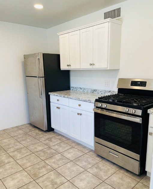 Building Photo - Expansive Elegant and Modern Stunning 3 Bedroom 2 Bath Townhome