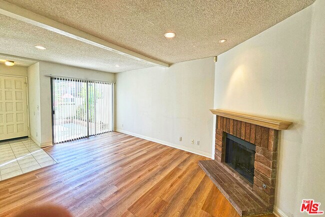 Building Photo - 5800 Owensmouth Ave