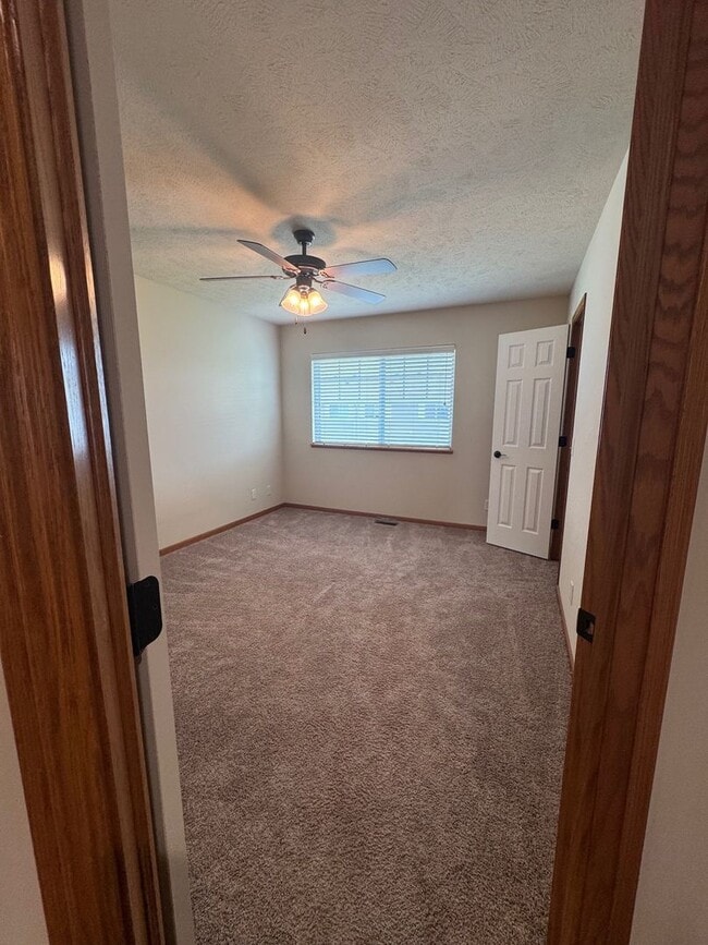 Building Photo - Spacious 3-Bedroom Townhome in Prairie Vil...
