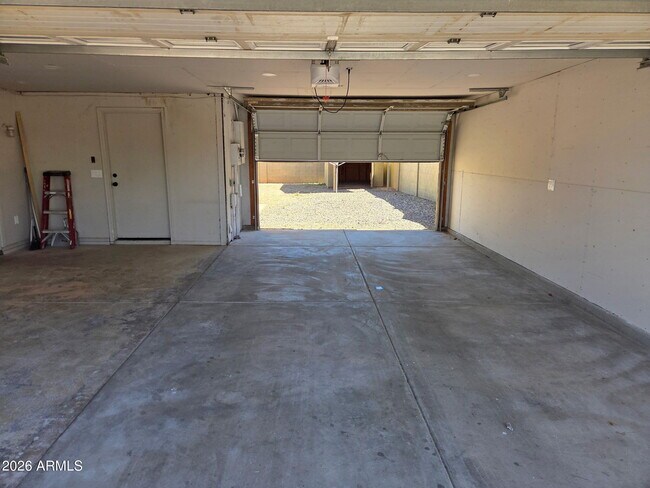Building Photo - 4045 E Willow Ave