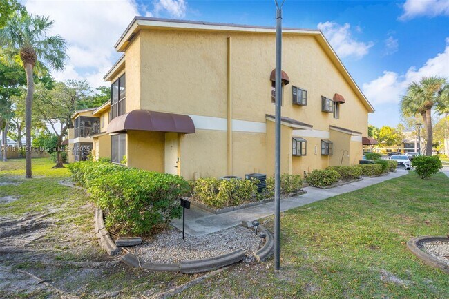 Building Photo - 3065 N Oakland Forest Dr