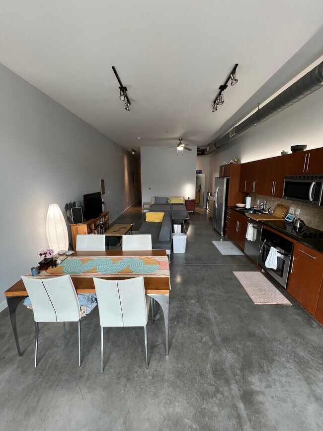 Building Photo - 2124 E 6th St