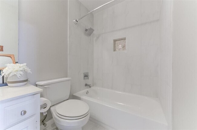 Building Photo - 5701 Village Arbour Dr