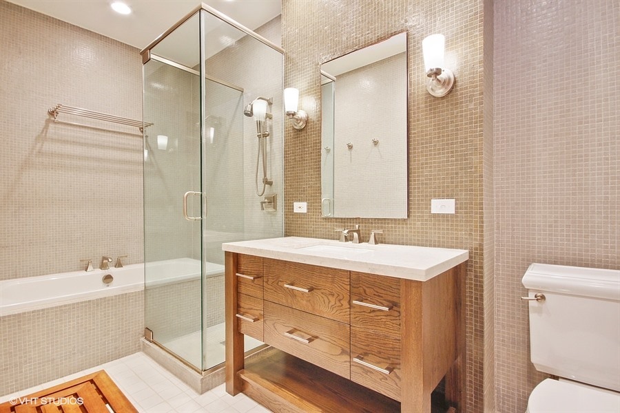 Bathroom - 725 W Brompton Ave