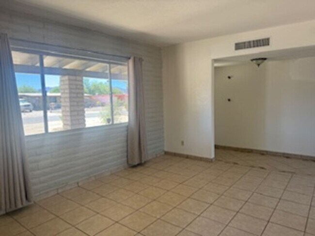 Building Photo - Casas Del Oeste