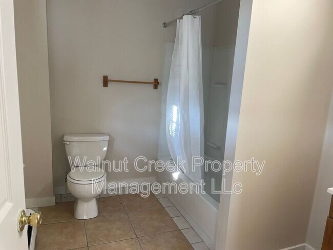 Building Photo - 870 S Main St