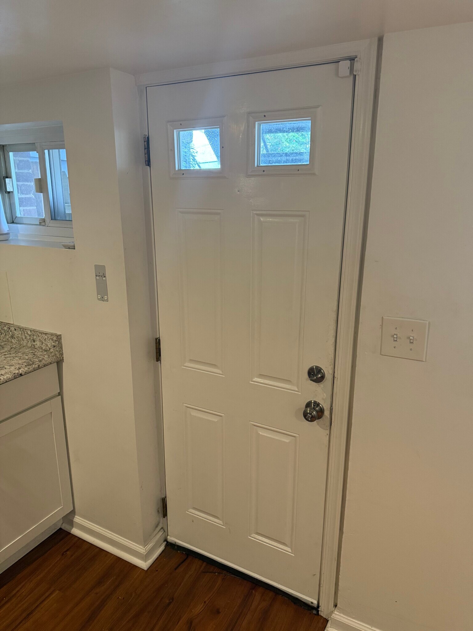 Private entrance to basement apartment - 4020 Blaine St NE