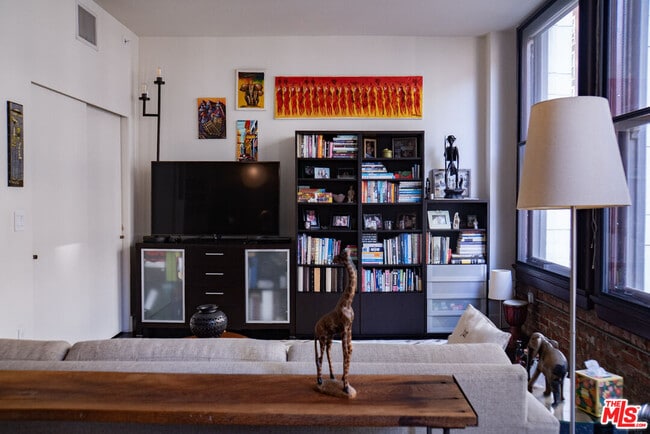 Building Photo - 460 S Spring St