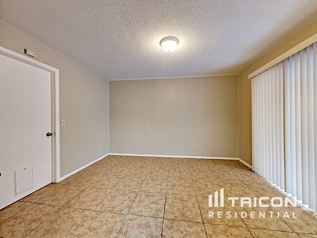 Building Photo - 202 Valley Dr