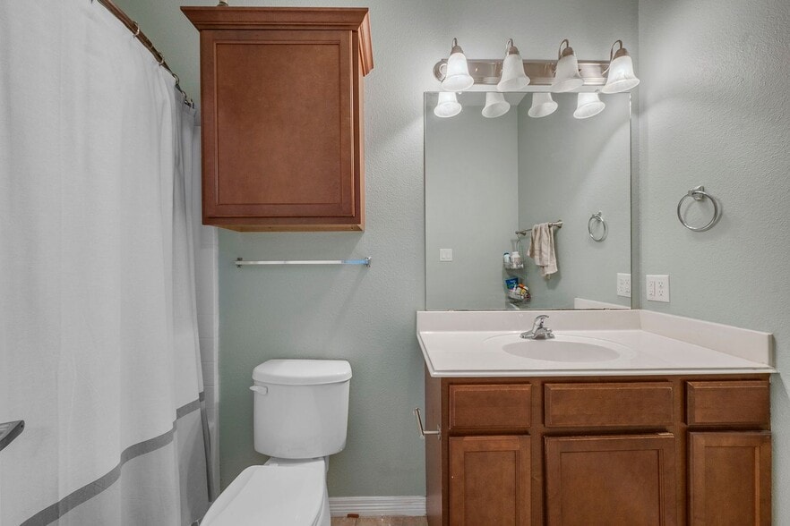 Building Photo - Available for SHORT TERM or 1 yr