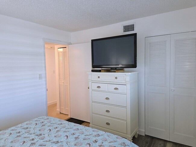 Building Photo - 285 107th Ave