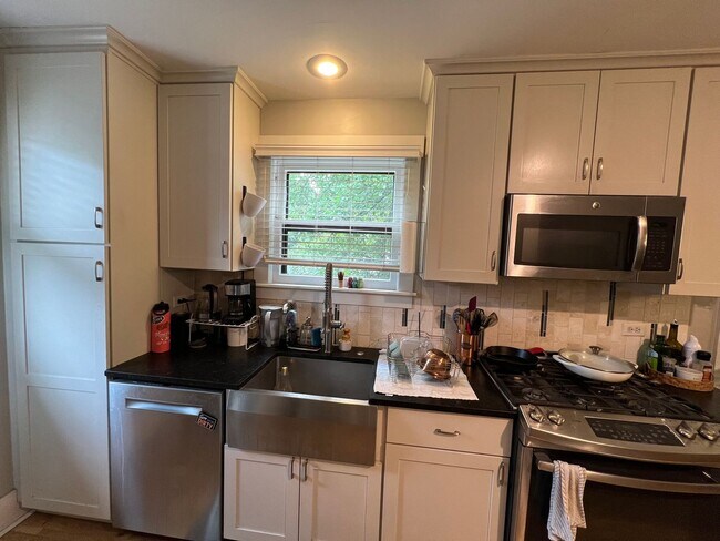 Building Photo - Highlands Bungalow Available Now!