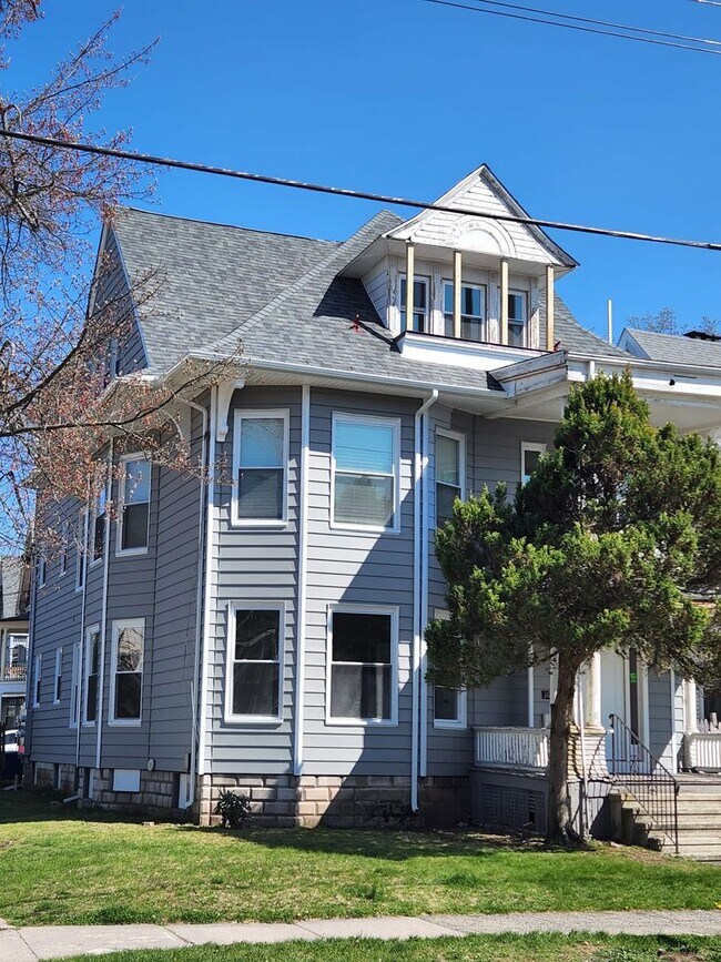 Building Photo - Beautiful and Spacious 3 Bedroom Apartment