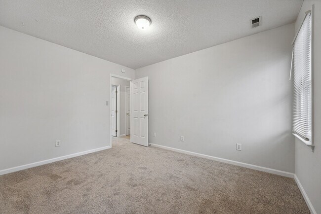Building Photo - 131 Autumn Ridge Dr