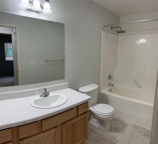 Building Photo - Three Bedroom - Low maintenance, west-end,...