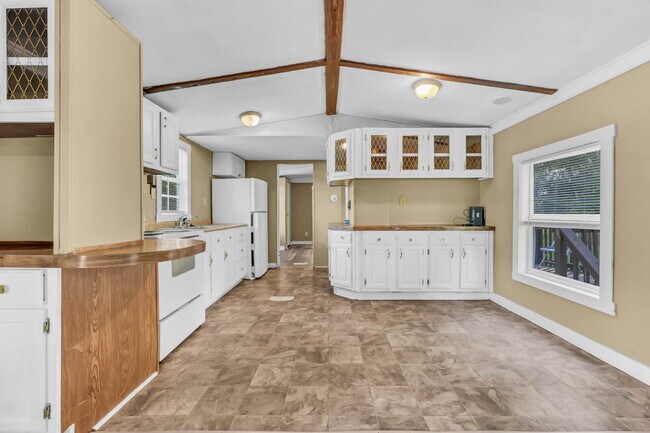 Building Photo - Cozy 3-bed 2-bath in a quiet spot.