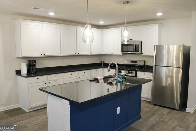 Building Photo - 204 River Meadow Dr