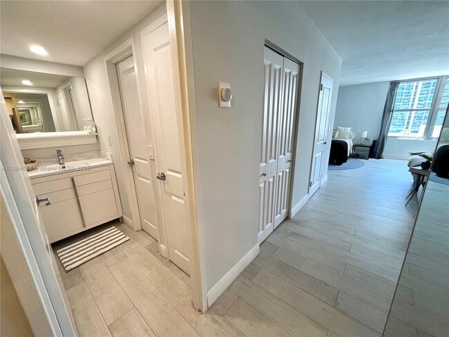 Building Photo - 2899 Collins Ave
