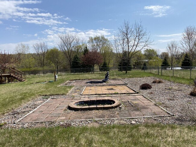 Building Photo - Gorgeous 5 Bed, 2.5 Bath Single-Family Home!