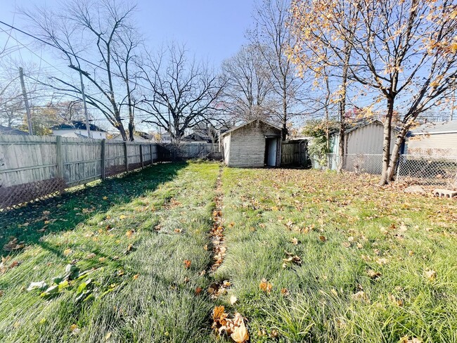 Building Photo - Fenced Backyard