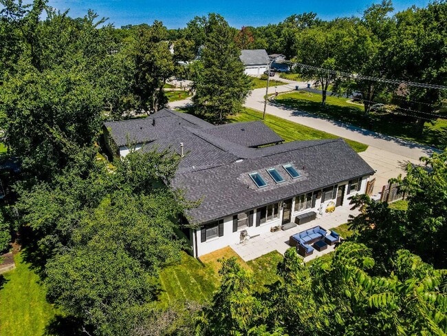 Building Photo - 3825 Maple Ave