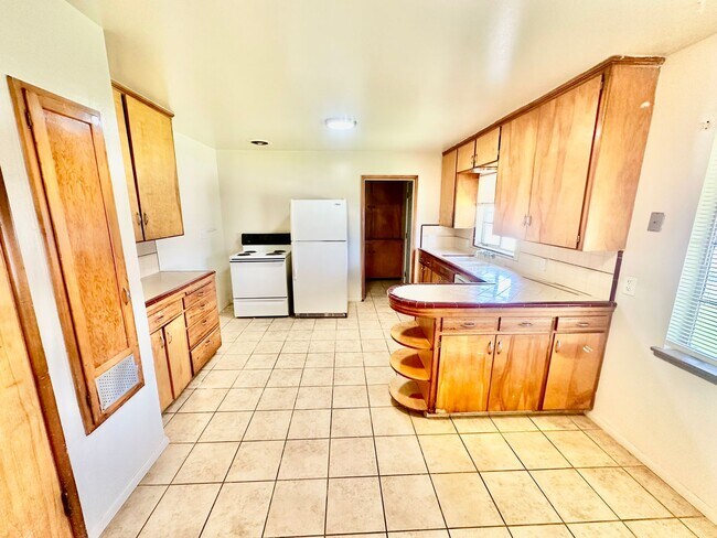 Building Photo - 3204-3208 E Normal Ave