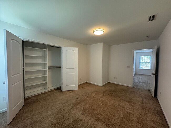 Building Photo - **Move-In Special of $500 off the first full months rent**