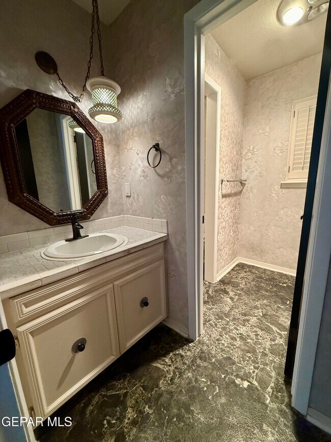 Building Photo - 1649 Lomaland Dr