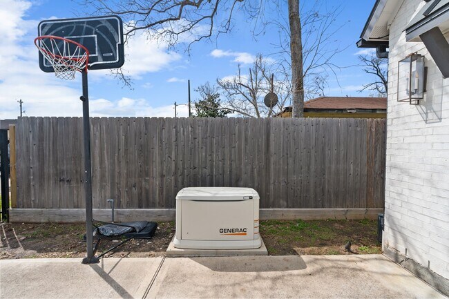 Building Photo - 6626 Saxet St