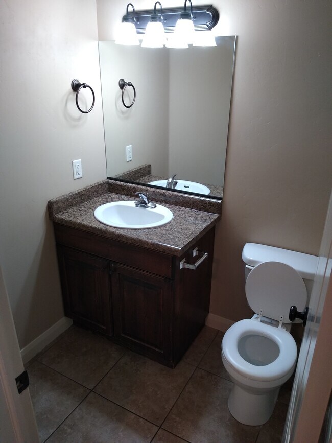 Building Photo - 340 1425 N St