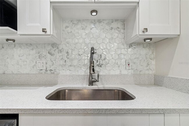 Building Photo - 2302 S Manhattan Ave