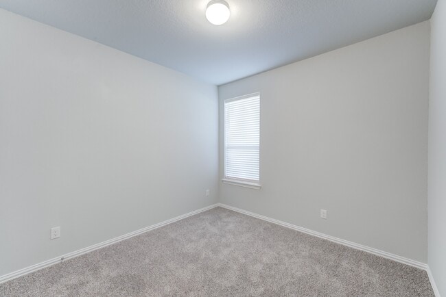 Building Photo - 1225 Red Hills Dr