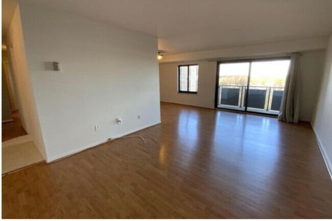 Living to Dining - 3101 S Manchester St