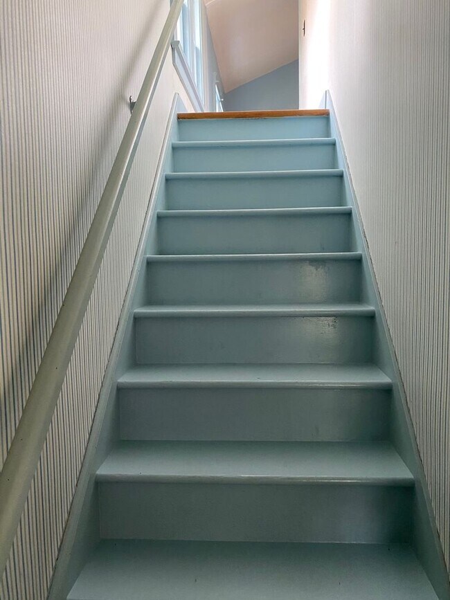 Building Photo - (STUDENT HOUSING) Stunning 5 bedroom, 1 Of...